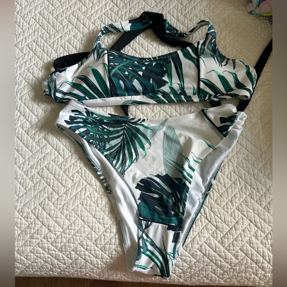 CUPSHE green and white palm print cross back bikini. Size L. EUC.
